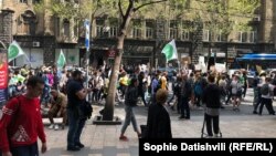 Протестное шествие молодежи по центру Тбилиси, 15 апреля 2019 г.
