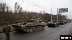Донецк қаласынан шығып бара жатқан ресейшіл сепаратистердің танкілері. 26 ақпан 2015 жыл.