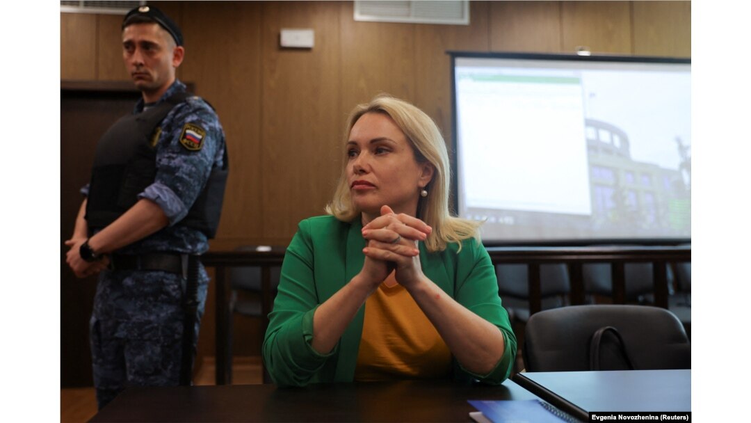 Jurnalista în așteptarea sub pază a unei audieri după arestare