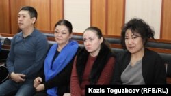 "ҚДТ-ға қатысы бар" деп айыпталған белсенділер (солдан оңға қарай) Жазира Демеуова, Елена Шевчук, Гүлзипа Жәукерова және Әнуар Әшіралиев сот ғимаратында отыр. Желтоқсан айы, 2019 жыл. 