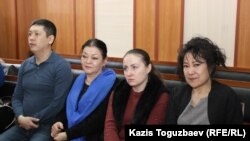 Осуждённые по делу об участии в ДВК (справа налево) Жазира Демеуова, Оксана Шевчук, Гульзипа Джаукерова и Ануар Аширалиев в здании суда. Алматы, 12 декабря 2019 года. 