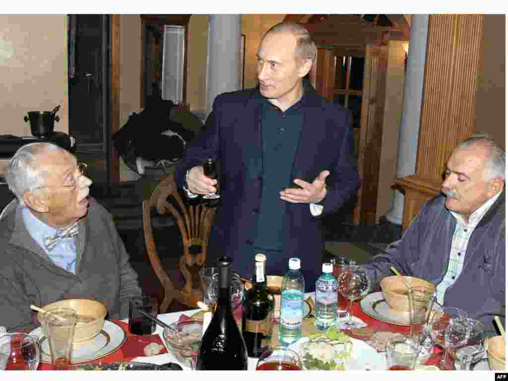 Сергей Михалков и Владимир Путин на 60-летии своего сына Никиты Михалкова, 21 октября 2005 года 