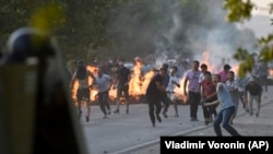 Село Кой-Таш во время столкновений сторонников Атамбаева с силовиками. 8 августа 2019 года.
