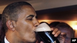 Барак Обама попробовал пиво "Гиннесс" в ирландском пабе