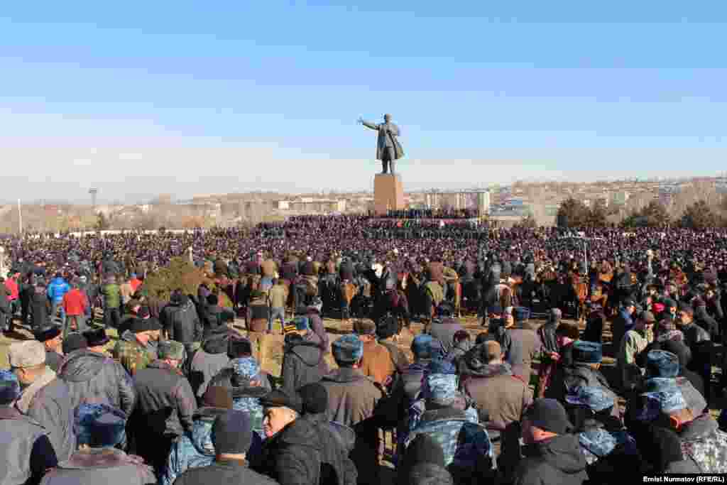 Сторонники Мырзакматов, недовольные итогами выборов, организовали митинг на площади