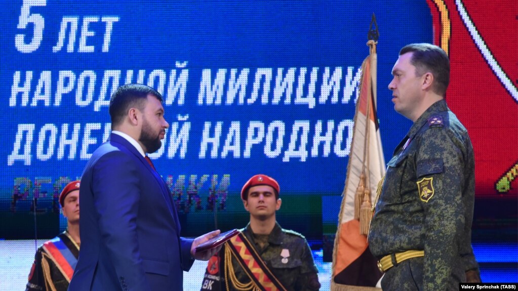 Главарь группировки «ДНР» Денис Пушилин (слева) вручает «награды» боевикам на 5-летии основания так называемой «народной милиции». Донецк, 12 ноября 2019 года 