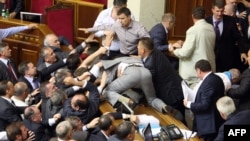 Украина парламентіндегі басқарушы партия мен оппозициялық фракция депутаттарының төбелесі. Киев, 24 мамыр 2012 жыл.