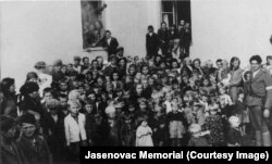 Dio djece koje su ustaše dovodile u Staru gradišku, potkamp u okvir koncentracionog kampa Jasenovac, koji je posebno napravljen za žene i djecu, fotografija iz 1941.