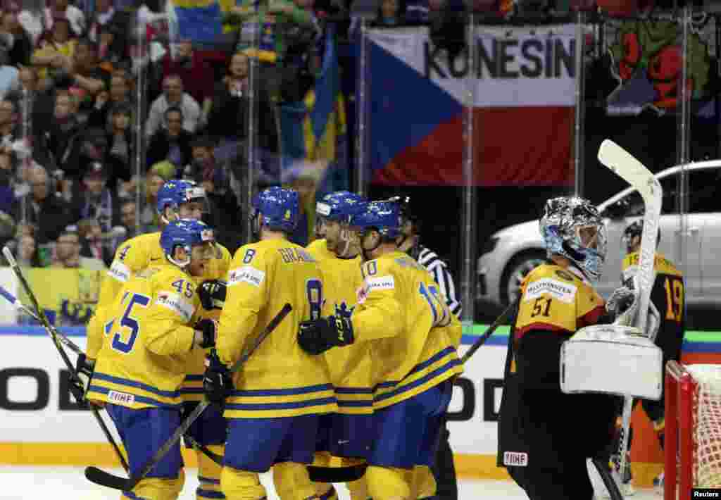 Германия құрамасын жеңген&nbsp;Швеция хоккейшілері. Прага, 7 мамыр 2015 жыл.
