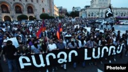 Armenia - People demonstrate in Yerevan against a rise in electricity prices, 27May2015.