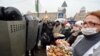 Protestatarii le-au adus de mâncare trupelor speciale care au blocat piaţa centrală din Kiev 