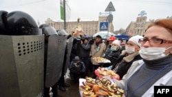 Protestatarii le-au adus de mâncare trupelor speciale care au blocat piaţa centrală din Kiev 