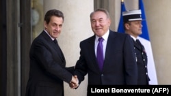 Экс-президент Франции Николя Саркози (слева) и президент Казахстана Нурсултан Назарбаев в Елисейском дворце в Париже, 9 сентября 2011 года. 