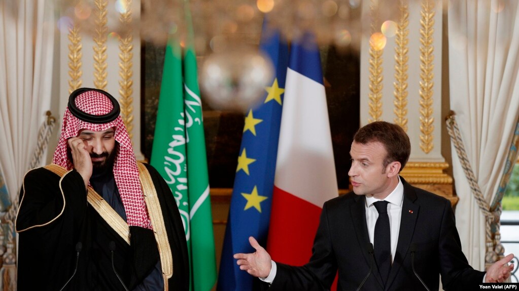 امانوئل مکرون، رئیس جمهوری فرانسه و محمد بن سلمان، ولیعهد عربستان سعودی در نشست خبری مشترک در بهار سال ۲۰۱۸