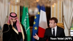 امانوئل مکرون، رئیس جمهوری فرانسه و محمد بن سلمان، ولیعهد عربستان سعودی در نشست خبری مشترک در بهار سال ۲۰۱۸