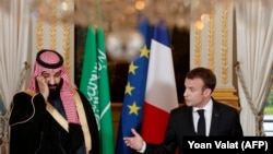 French President Emmanuel Macron (R) and Saudi Arabia's Crown Prince Mohammed bin Salman (L) give a joint press conference at the Elysee Palace in Paris, April 10, 2018