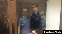 Обвиняемые по делу "Нового величия" Вячеслав Крюков и Руслан Костыленков (справа)