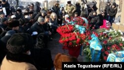Люди возлагают цветы к монументу Независимости. Иллюстративное фото.
