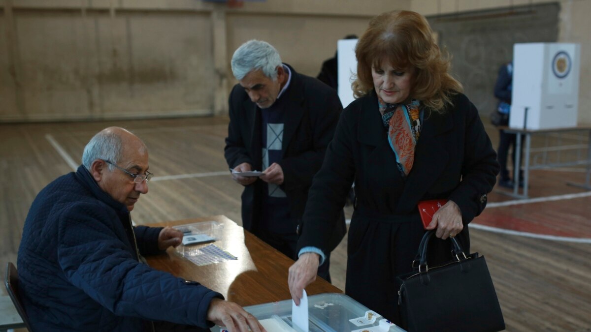 В Армении - внеочередные парламентские выборы. В них ...