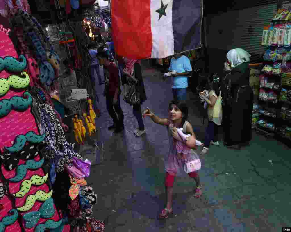 Рынки, магазины продолжают работать в своем обычном режиме, как будто в стране нет никакой войны. 12 сентября 2015 года