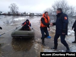 Глава Вологодского района Сергей Жестянников (в жилете) и губернатор области Олег Кушинников