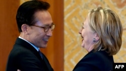 Severnokorejski predsednik Lee Myung-Bak i Hillary Clinton 