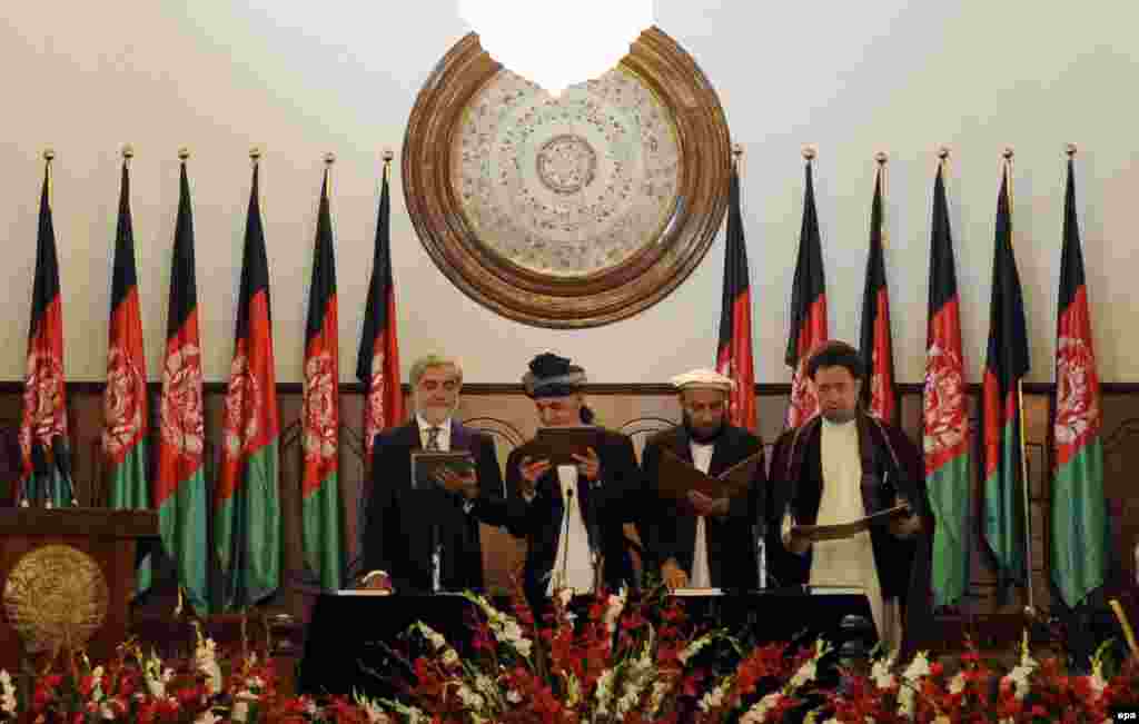 Afghanistan -- Afghan new president Ashraf Ghani (2-L), his Vice Presidents Muhammad Khan (2-R) and Muhammad Mohaqiq (R) and Chief Executive Abdullah Abdullah (L) take oath of their office during a ceremony in Kabul, September 29, 2014 افغانستان: په کابل کې نوی افغان اجرایوي رییس عبدالله عبدالله، او د هغه حکومتي سلاکاران محمد محقیق او انجینر محمد خان د نوي ولسمشر اشرف غني احمدزي پر وړاندې لوړه کوه. ۲۹م سیپټېمبر ۲۰۱۴