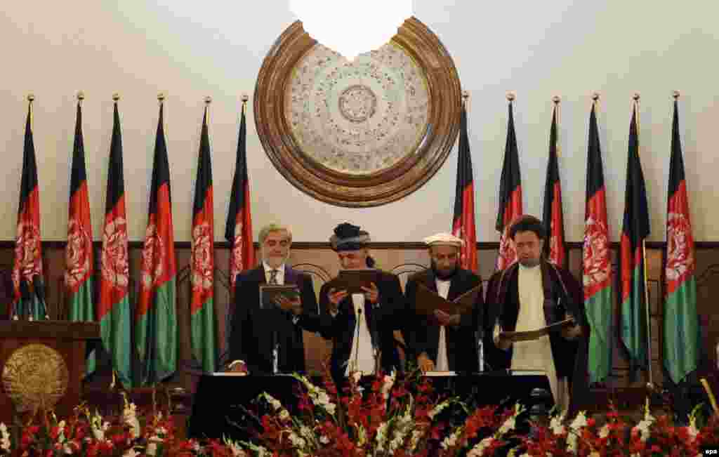 Afghanistan -- Afghan new president Ashraf Ghani (2-L), his Vice Presidents Muhammad Khan (2-R) and Muhammad Mohaqiq (R) and Chief Executive Abdullah Abdullah (L) take oath of their office during a ceremony in Kabul, September 29, 2014 &nbsp; افغانستان: په کابل کې نوی افغان اجرایوي رییس عبدالله عبدالله، او د هغه حکومتي سلاکاران&nbsp; محمد محقیق او انجینر محمد خان د نوي ولسمشر اشرف غني احمدزي پر وړاندې لوړه کوه. ۲۹م سیپټېمبر ۲۰۱۴ 