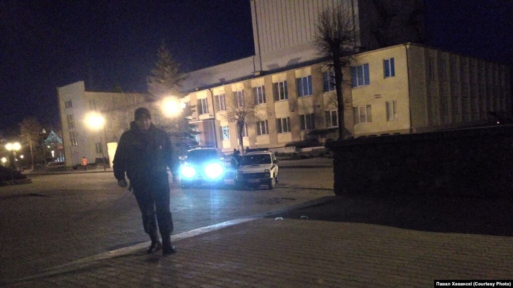 Міліцыянт ідзе затрымліваць Аляксея Сюдака