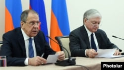 Armenia - Russian Foreign Minister Sergey Lavrov (L) speaks at a joint press conference with his Armenian counterpart Edward Nalbandian in Yerevan, 22 April, 2016.