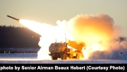 Az amerikai hadsereg M142-es nagy mobilitású tüzérségi rakétarendszere (HIMARS) működés közben, az alaszkai Fort Greelyben, 2020. október 22.