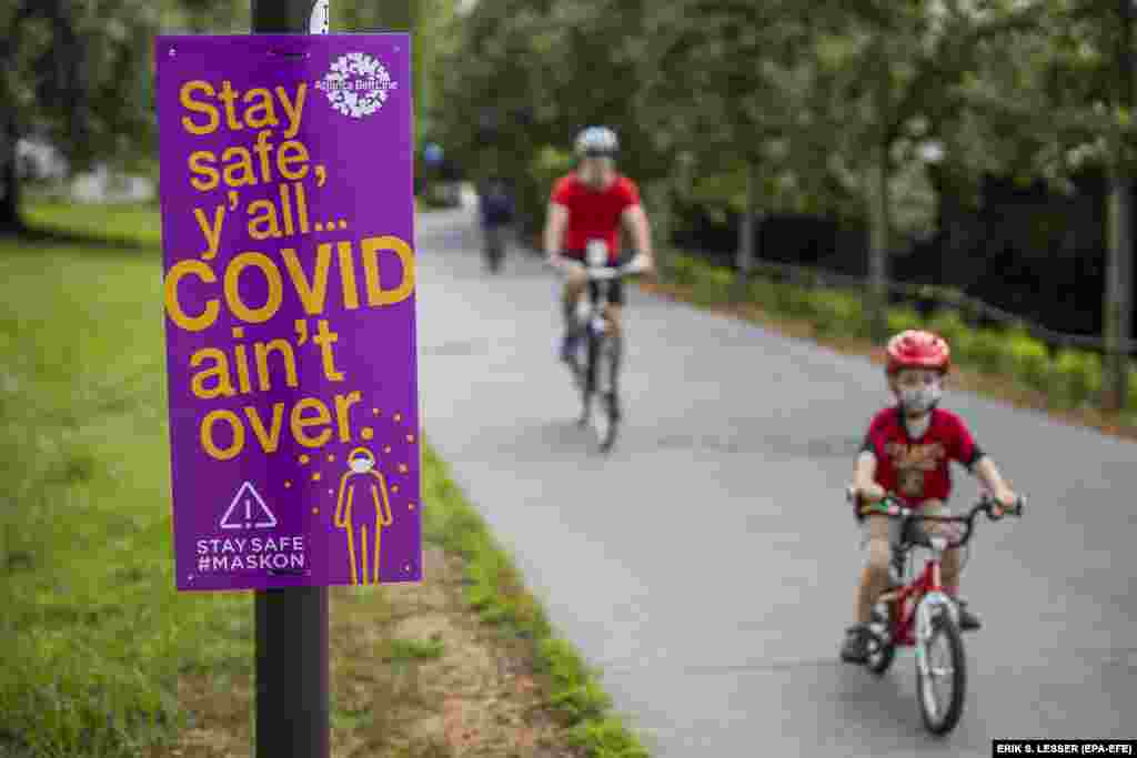 Щити з інформацією щодо безпеки під час COVID-19, розміщені вздовж пішохідної та велосипедної доріжки в Атланті, штат Джорджія
