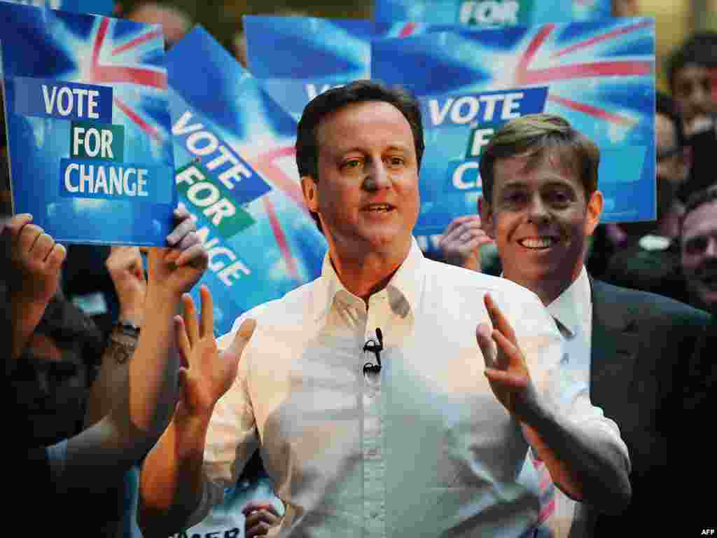 Konzervativac David Cameron sa svojim pristalicama uoči izbora, 04.05.2010.