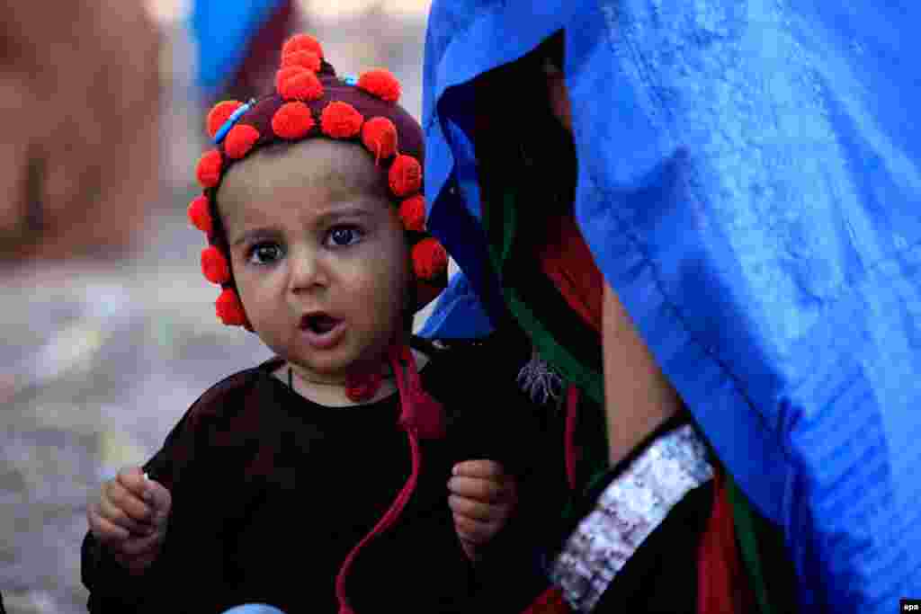 Afghan refugees wait to be registered during a UN High Commissioner for Refugees voluntary return program in Chamkani on the outskirts of Peshawar, Pakistan. (epa/Arshad Arbab)