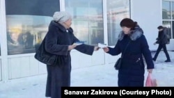 Санавар Закирова раздает листовки с информацией о партии, которую пытается создать. 