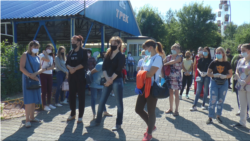 Талаптарын айтып тұрған кәсіпкерлер мен жұмысшылар. Петропавл, 23 шілде 2020 жыл.