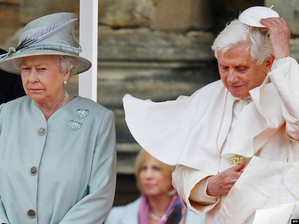  Кралица Елизабет се среща с папа Бенедикт XVI в Единбург, Шотландия, 16 септември 2010 година 