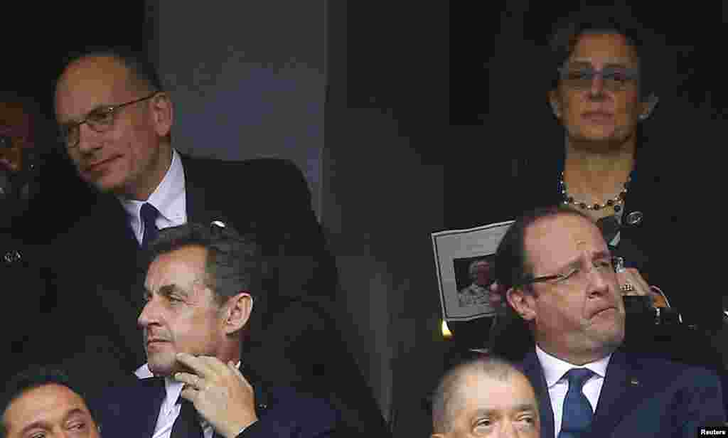 Франциянын мурдагы президенти Николя Саркози (төмөндө солдо) жана учурдагы президент Франсуа Олланд (төмөндө оңдо) коштошуу аземинде. 