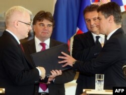 Zoran Milanović prima mandat od predsjednika Hrvatske Ive Josipovića, prosinac 2011