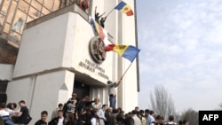Protestatarii iau cu asalt clădirea prezidențială din centrul Chișinăului la 7 aprilie 2009.