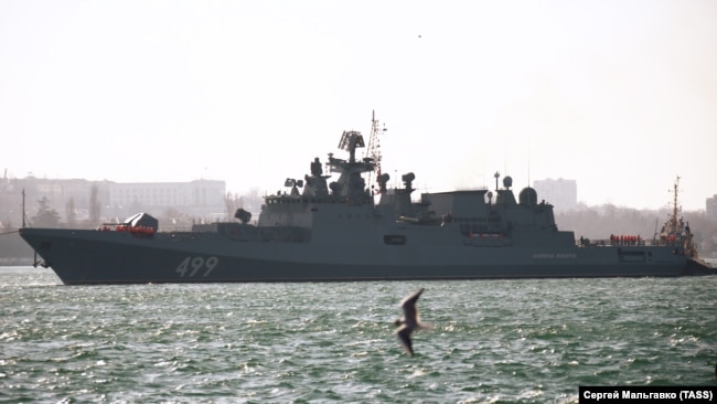 Фрегат «Адмирал Макаров» біля берегів Севастополя, архіфне фото