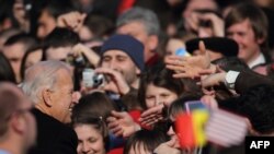 Joe Biden, vicepreședinte pe atunci al Statelor Unite, aclamat de locuitorii Chișinăului, 11 martie 2011