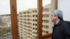 Հայաստան -- ՀՀ նախագահ Սերժ Սարգսյանն ուսումնասիրում է նոր կառուցված բնակարանները, Երեւան, 9-ը ապրիլի, 2011թ.