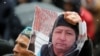 Участник траурной акции с портретом Дулата Агадила, погибшего в СИЗО. Алматы, 27 февраля 2020 года.