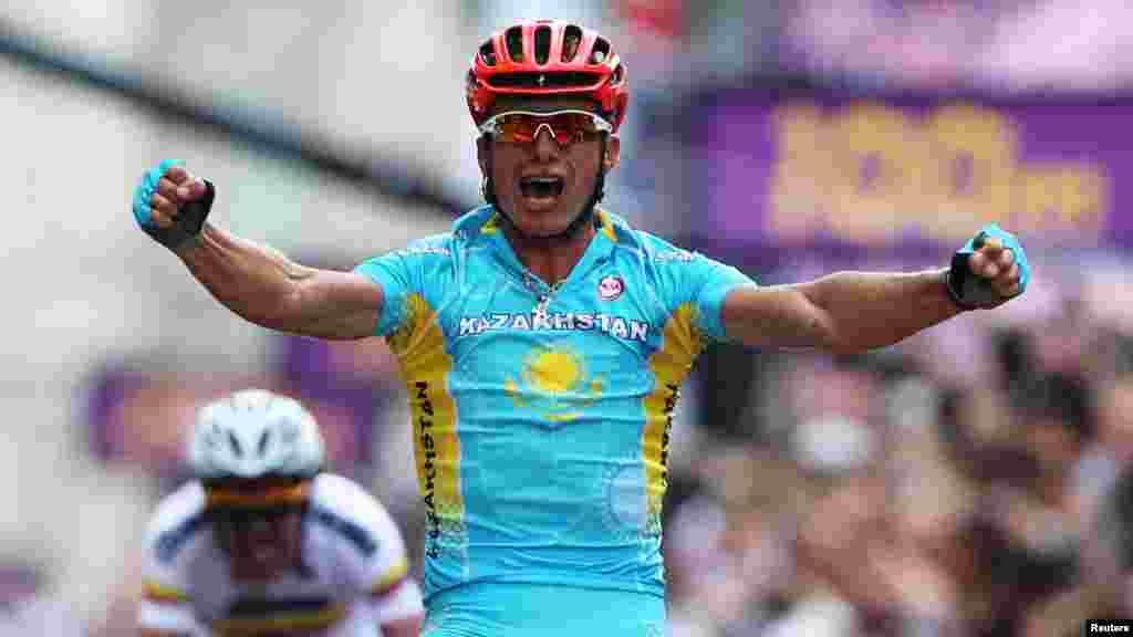 Kazakhstan's Aleksandr Vinokurov celebrates as he wins the men's cycling road race to claim a gold medal at the London 2012 Olympic Games on July 28. (Reuters/Stefano Rellandini)