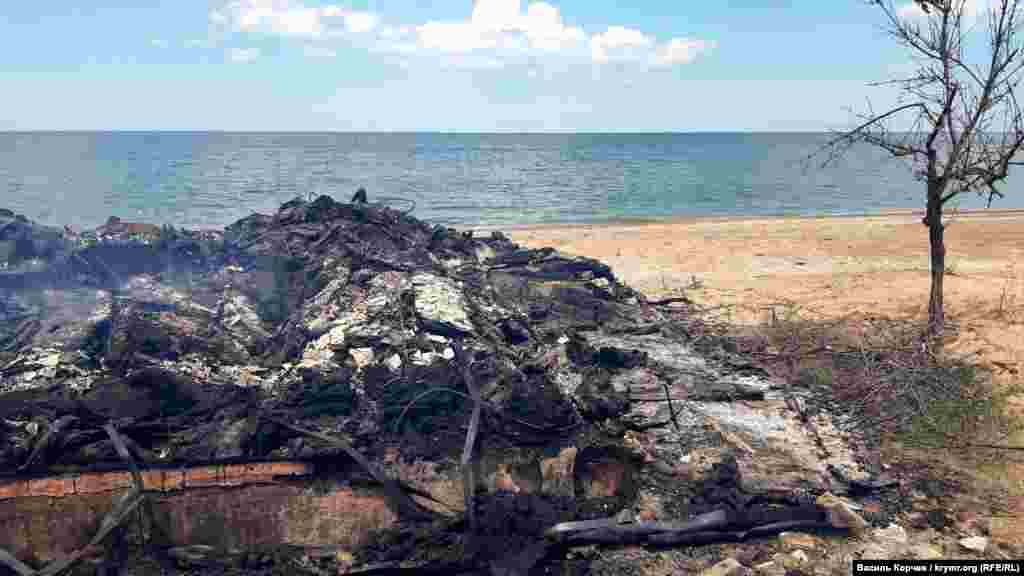 Будівля, в якій сталася пожежа, розташовувалась близько до моря. За словами місцевих жителів, нинішні власники пансіонату хотіли облаштувати там гостьовий будинок