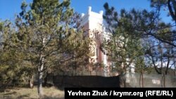 Замок со всех сторон окружен соснами и его трудно сфотографировать