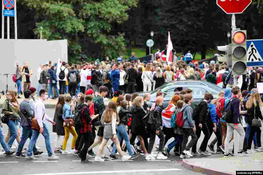 Students march in Minsk on September 1.