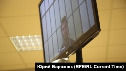 Виктор Филинков на экране в зале суда