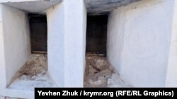 Остатки бойниц в левофланговом кофре